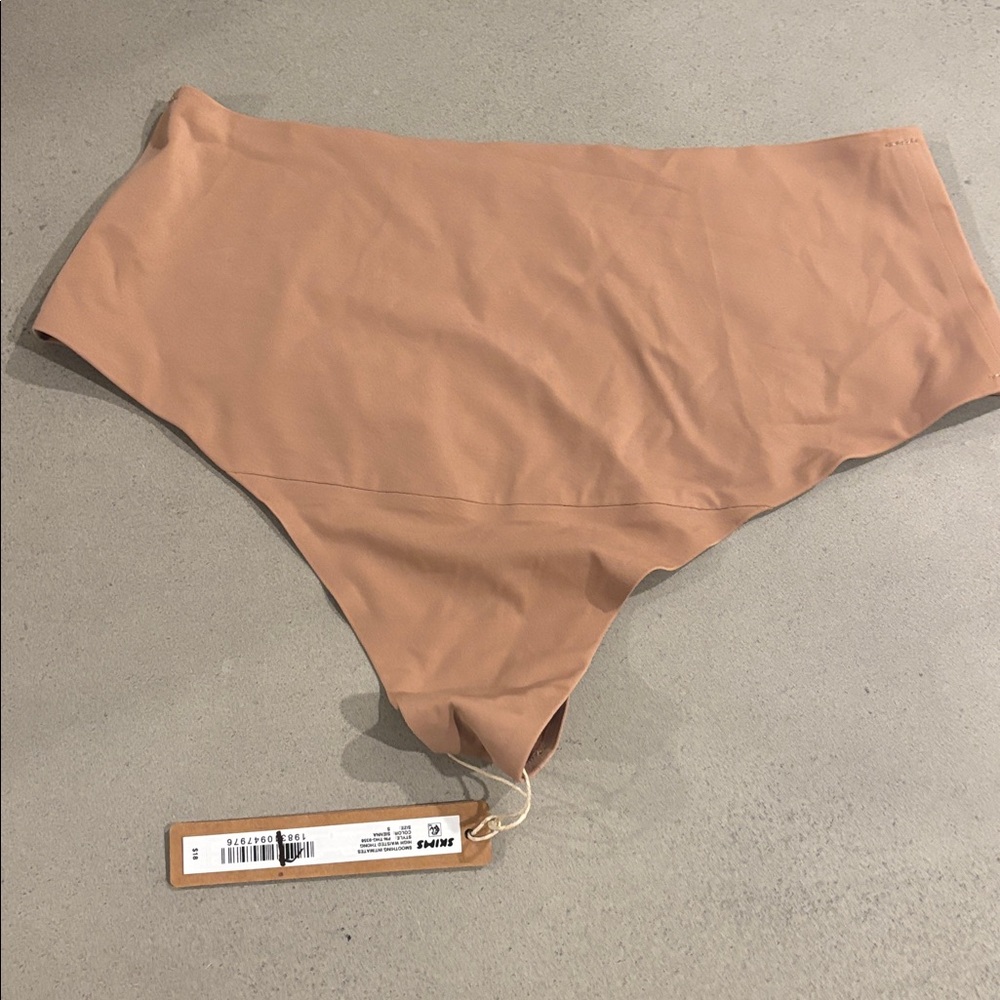 SKIMS Fits Everybody High Waist Thong - Picture 4 of 7